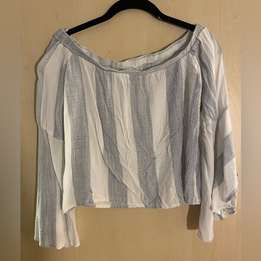 LF Seek the label off the shoulder